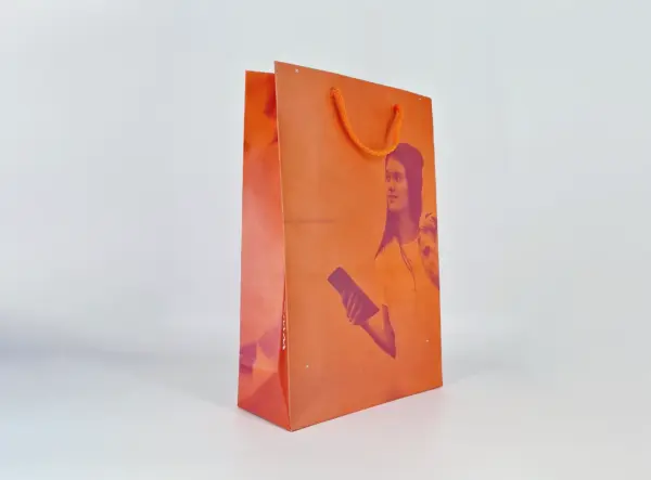Leuchtend Orange Papiertasche – Farbige Kordelgriffe und Individueller Vollflächendruck